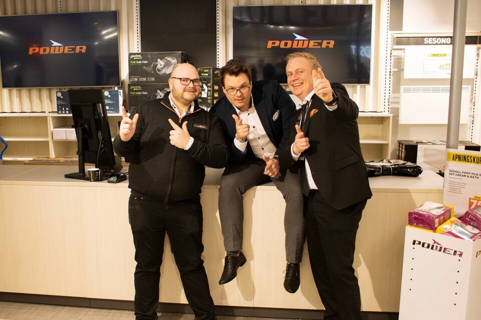Martin Komnæs Weseth (f. v.), Truls Vikane og Thomas Marthinsen i Power deltok på butikkåpningen i Lille Grensen i Oslo. Foto: Tobias Rønningen/Power.