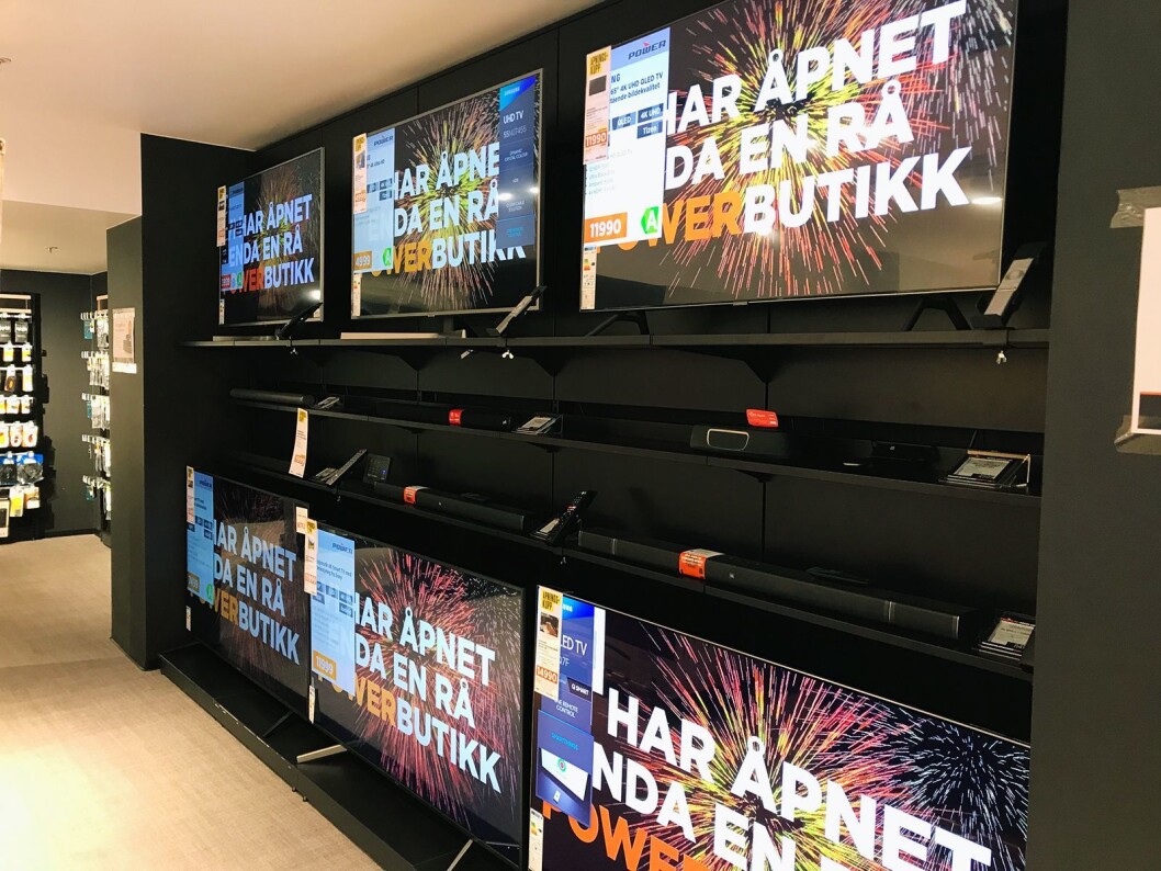 Power tester ut en løsning, der de viser pris og informasjon direkte på skjermen til den aktuelle TVen. På åpningsdagen i Lille Grensen hadde de satt prislapper foran. Foto: Alf Leifseth/Power. Power tester ut en løsning, der de viser pris og informasjon direkte på skjermen til den aktuelle TVen. På åpningsdagen i Lille Grensen hadde de satt prislapper foran. Foto: Alf Leifseth/Power.