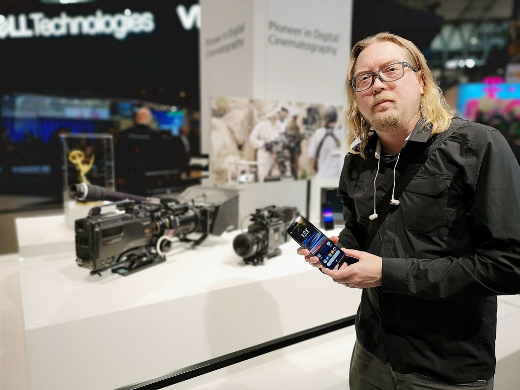 Rikard Skogberg, produktansvarlig i Sony Mobile Nordic, viser fram Xperia 1 foran kameraet George Lucas brukte for å spille inn Star Wars: Episode II – Attack of the Clones og kameraet James Cameron bruker for å filme oppfølgerne til Avatar. Foto: Marte Ottemo Rikard Skogberg, produktansvarlig i Sony Mobile Nordic, viser fram Xperia 1 foran kameraet George Lucas brukte for å spille inn Star Wars: Episode II – Attack of the Clones og kameraet James Cameron bruker for å filme oppfølgerne til Avatar. Foto: Marte Ottemo