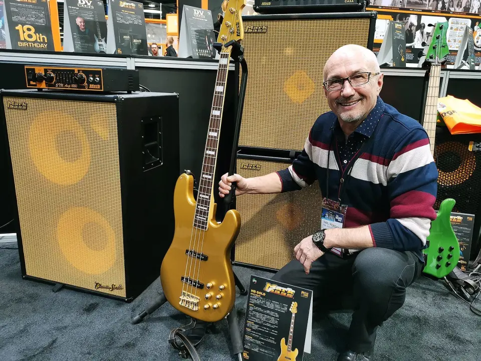 Morgan Johnsen i Morgan Instrument Norge AS med Markbass’ nye bassgitar MB Gold. Foto: Stian Sønsteng. Morgan Johnsen i Morgan Instrument Norge AS med Markbass’ nye bassgitar MB Gold. Foto: Stian Sønsteng.