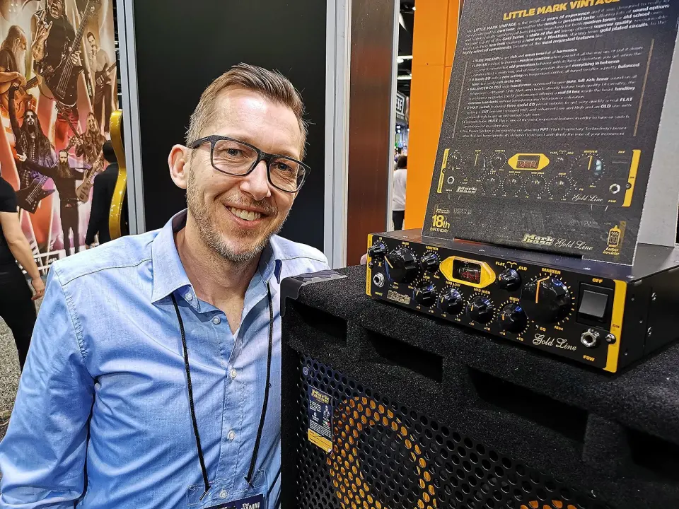 Fredrik Westbye i Morgan Instrument AS med basstoppen Little Mark Vintage, med rørforsterker og en effekt på 500 watt. Foto: Stian Sønsteng. Fredrik Westbye i Morgan Instrument AS med basstoppen Little Mark Vintage, med rørforsterker og en effekt på 500 watt. Foto: Stian Sønsteng.