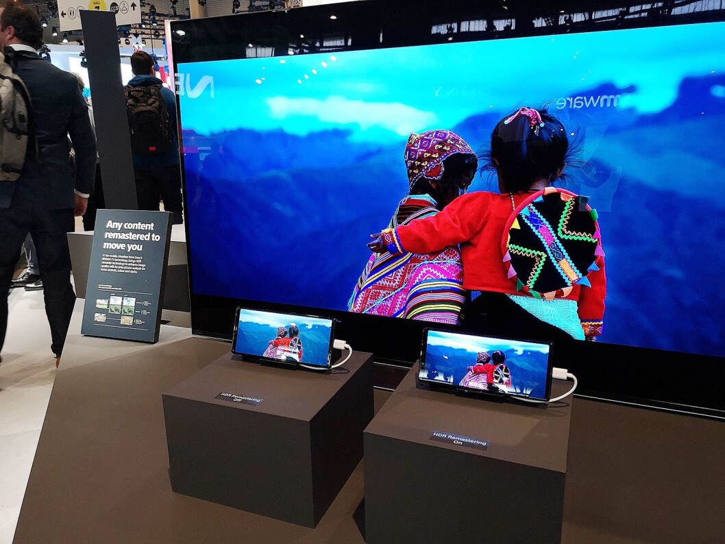 Med 4K Oled-skjerm og HDR-støtte lover Sony at filmopplevelsen på mobil skal bli enda bedre. Foto: Marte Ottemo. Med 4K Oled-skjerm og HDR-støtte lover Sony at filmopplevelsen på mobil skal bli enda bedre. Foto: Marte Ottemo.