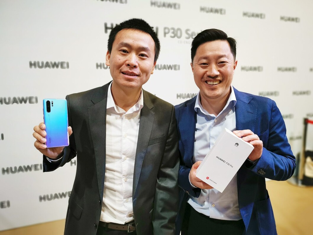 Tom Tang (t. v.) og norsk PR-sjef Anders Bigseth i Huawei Technologies med den nye P30 Pro under lanseringen i Paris den 26. mars. Foto: Stian Sønsteng Tom Tang (t. v.) og norsk PR-sjef Anders Bigseth i Huawei Technologies med den nye P30 Pro under lanseringen i Paris den 26. mars. Foto: Stian Sønsteng