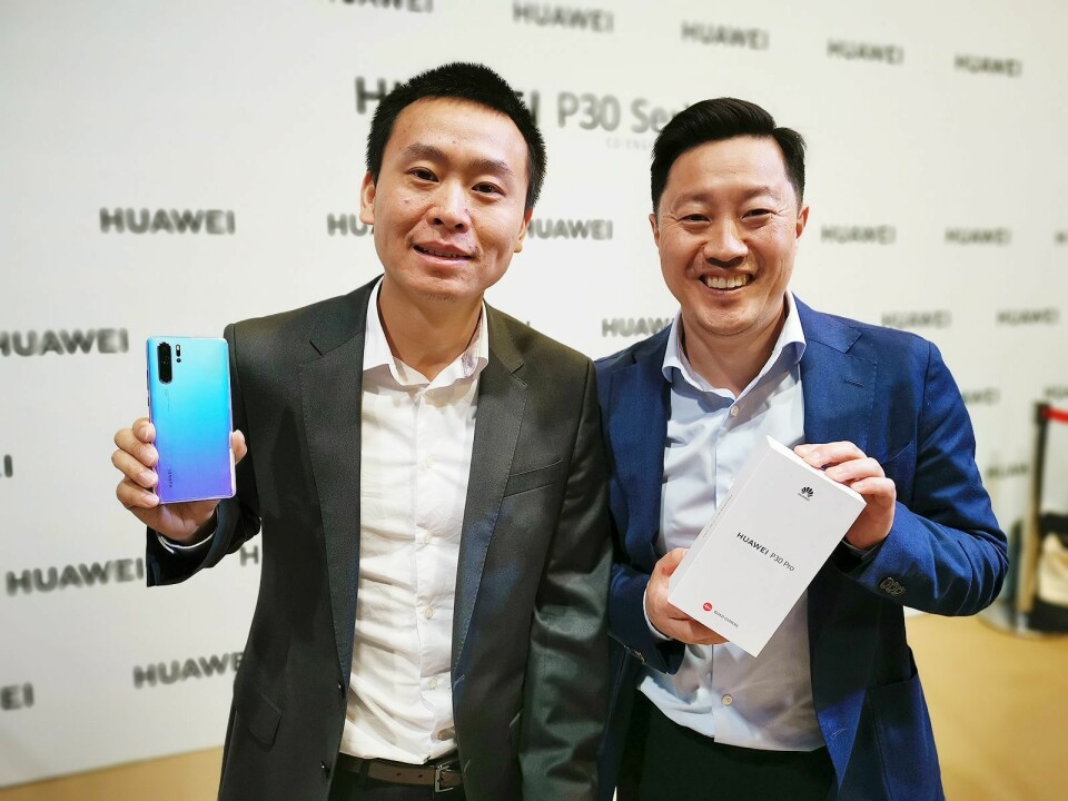 Tom Tang (t. v.) og norsk PR-sjef Anders Bigseth i Huawei Technologies med den nye P30 Pro under lanseringen i Paris den 26. mars. Foto: Stian Sønsteng