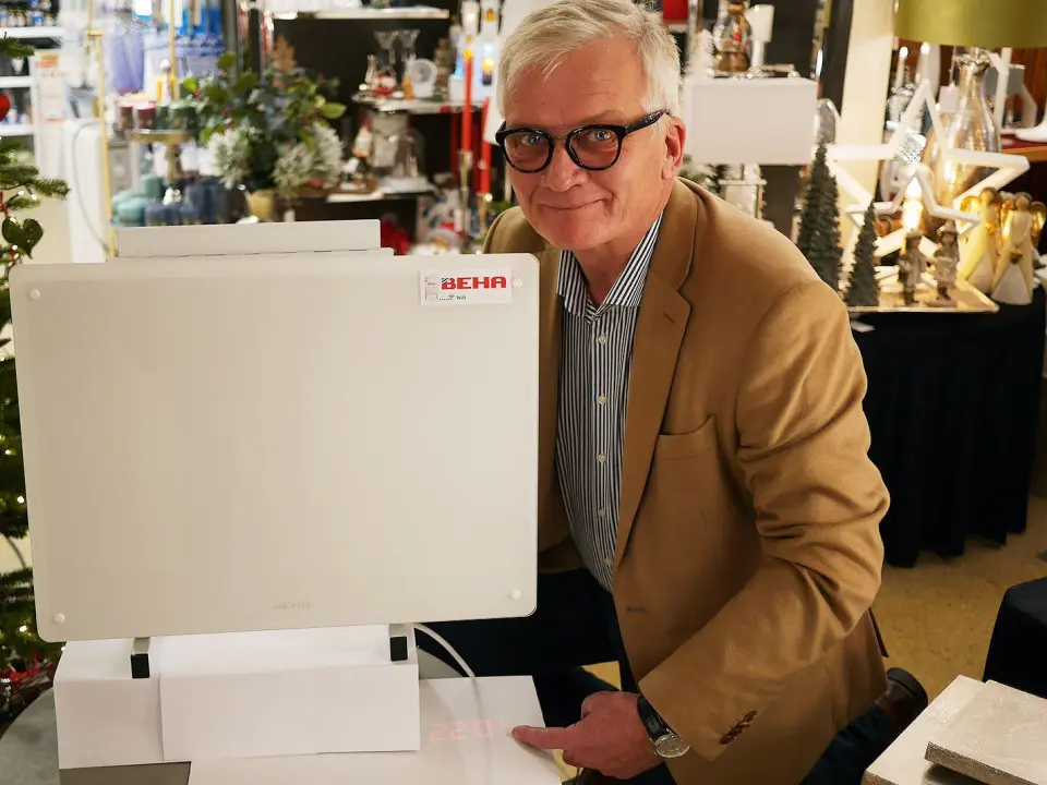 Daglig leder Robert Ringstad i Beha Elektro fotografert før jul, med en av selskapets nye smartovner som projiserer temperaturen på gulvet. Foto: Stian Sønsteng Daglig leder Robert Ringstad i Beha Elektro fotografert før jul, med en av selskapets nye smartovner som projiserer temperaturen på gulvet. Foto: Stian Sønsteng