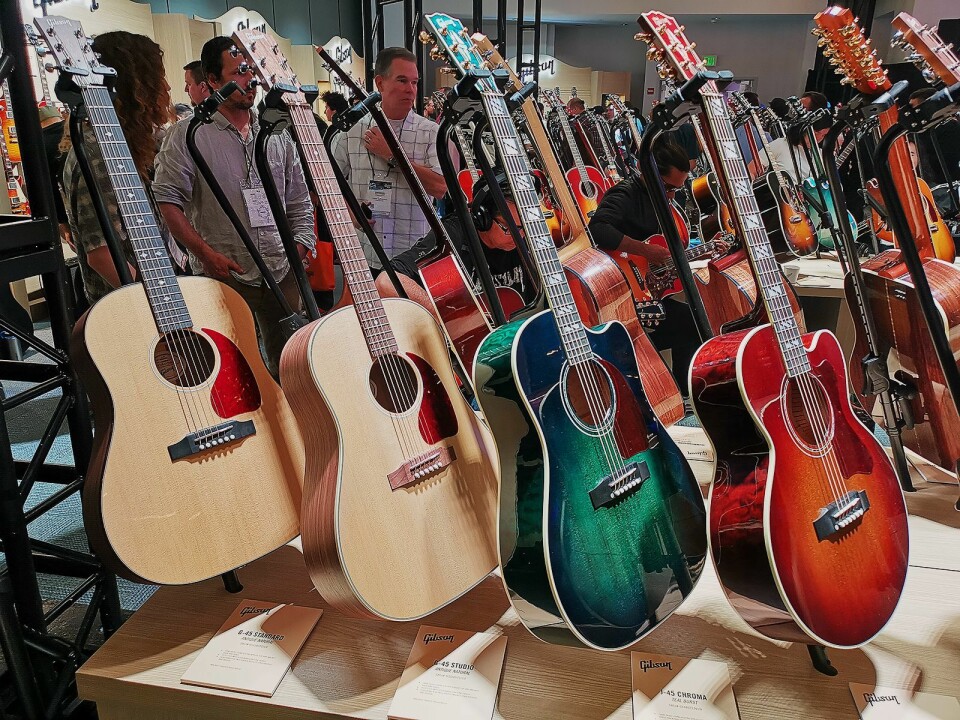 Noen av modellene i Gibsons G-serie med akustiske gitarer, som koster fra 10.000 til 12.000 kroner. Foto: Stian Sønsteng.