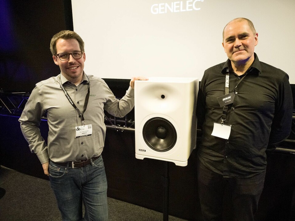 Eric Horstmann (t. .v) i Genelec og Ove Horpestad i Benum flankerer den aktive høyttaleren Genelec S360A. Pris: 40.000,- Foto: Stian Sønsteng