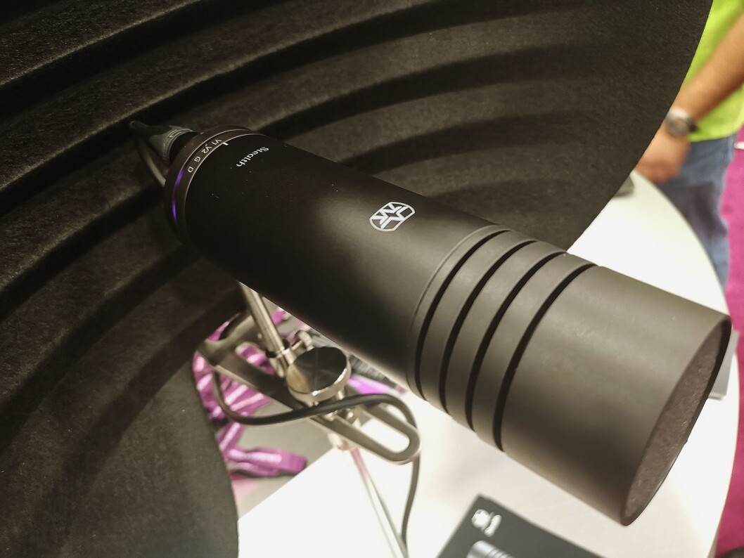 Aston Microphones nye kringkastingsmikrofon Stealth har integrert støtabsorbering, der mikrofonelementet henger løst inne i sjassiet. Pris: 2.900 kroner. Foto: Stian Sønsteng. Aston Microphones nye kringkastingsmikrofon Stealth har integrert støtabsorbering, der mikrofonelementet henger løst inne i sjassiet. Pris: 2.900 kroner. Foto: Stian Sønsteng.
