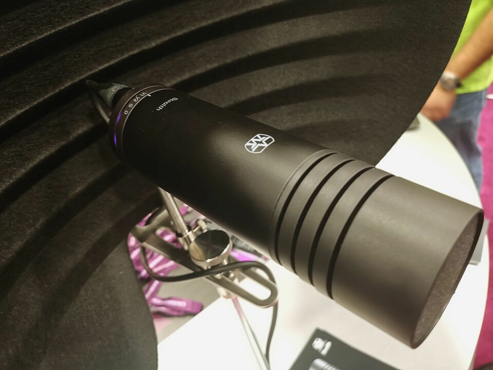 Aston Microphones nye kringkastingsmikrofon Stealth har integrert støtabsorbering, der mikrofonelementet henger løst inne i sjassiet. Pris: 2.900 kroner. Foto: Stian Sønsteng.