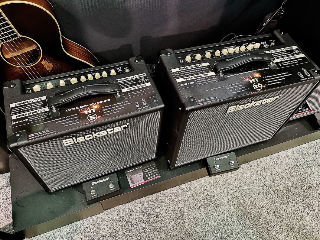 Blackstar HT5 og HT20, der wattstyrken reduseres fra henholdsvis 5 og 20 til 0,5 og 2 watt. Foto: Stian Sønsteng. Blackstar HT5 og HT20, der wattstyrken reduseres fra henholdsvis 5 og 20 til 0,5 og 2 watt. Foto: Stian Sønsteng.