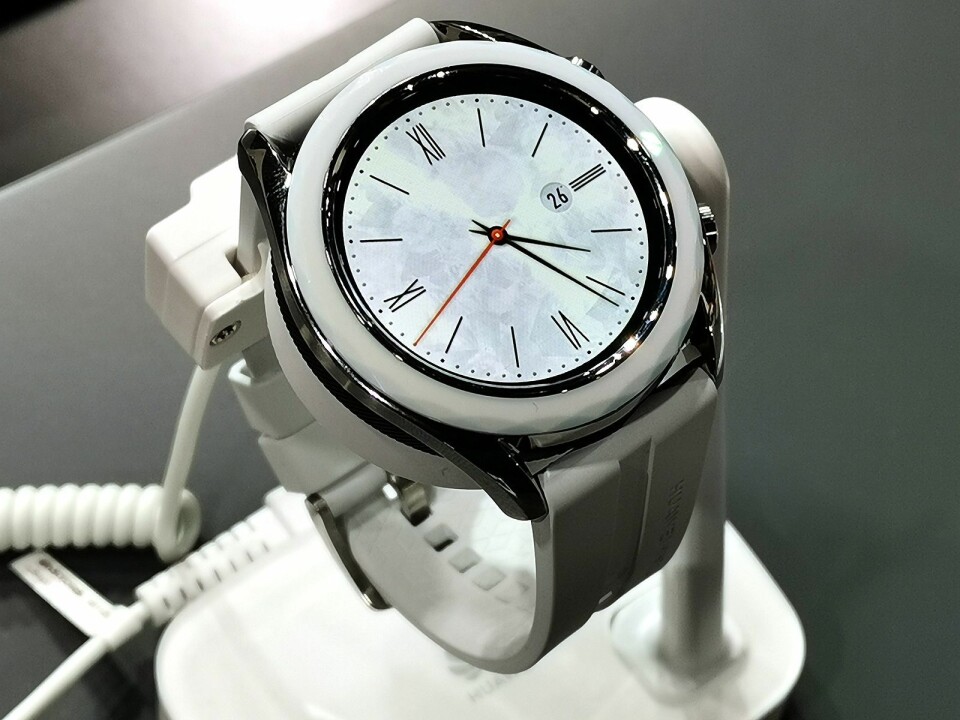 Huawei Watch GT kommer nå i en 42mm versjon, som er litt mindre enn den eksisterende 46mm. Foto: Stian Sønsteng.