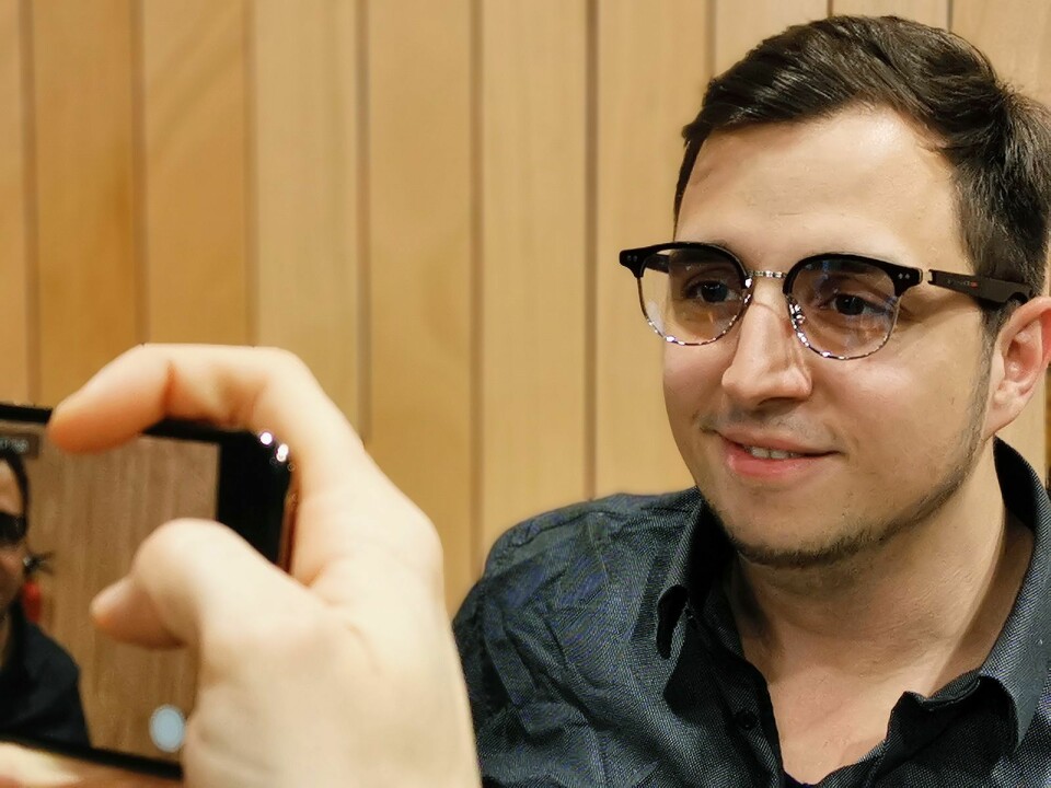 Huawei har samarbeidet med selskapet Gentle Monster, om sine nye smartbriller, med mikrofoner og høyttalere, for gjennomføring av samtaler og til å lytte til musikk. Her prøves de av en av journalistene som deltok under lanseringen i Paris. Foto: Stian Sønsteng.