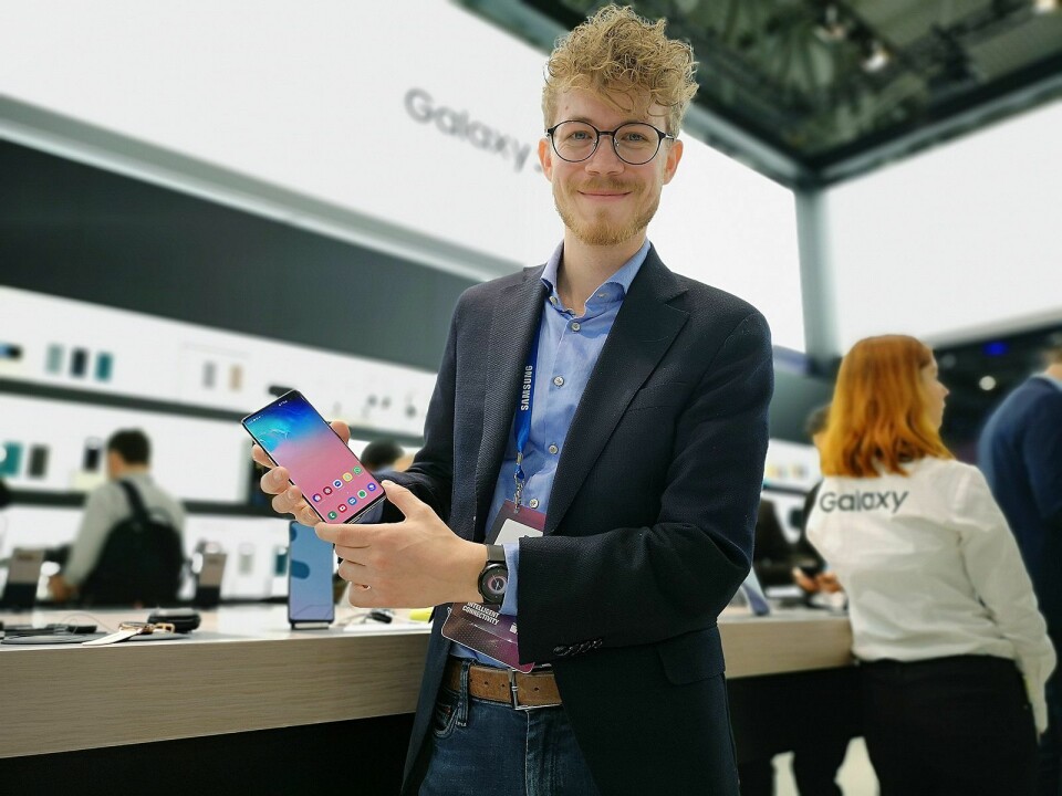 Daniel Kvalheim, produktopplærer og medieansvarlig i Samsung Norge, viser fram selskapets nye Galaxy S10+. Foto: Marte Ottemo