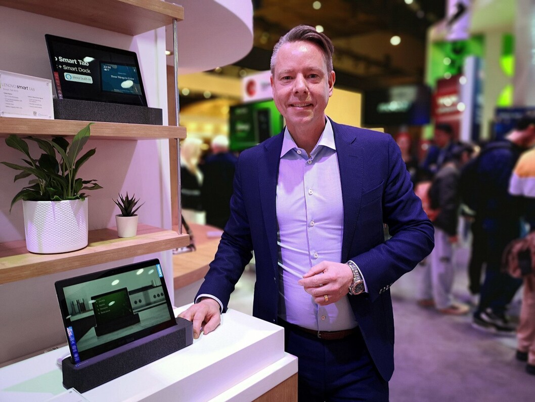Telekomansvarlig for Lenovo Emea, Patrik Andersson, viser fram Smart Tab – nettbrettet som blir til en Amazon Alexa-assistent når du dokker det i den medfølgende høyttaleren. Foto: Marte Ottemo Telekomansvarlig for Lenovo Emea, Patrik Andersson, viser fram Smart Tab – nettbrettet som blir til en Amazon Alexa-assistent når du dokker det i den medfølgende høyttaleren. Foto: Marte Ottemo