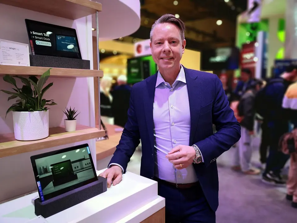 Telekomansvarlig for Lenovo Emea, Patrik Andersson, viser fram Smart Tab – nettbrettet som blir til en Amazon Alexa-assistent når du dokker det i den medfølgende høyttaleren. Foto: Marte Ottemo Telekomansvarlig for Lenovo Emea, Patrik Andersson, viser fram Smart Tab – nettbrettet som blir til en Amazon Alexa-assistent når du dokker det i den medfølgende høyttaleren. Foto: Marte Ottemo