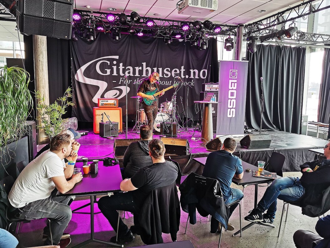 I og med at Storsalen nå brukes av festivalen til konserter, kjører leverandørene demonstrasjoner fra Sanden Scene. Her er Alex Hutchings i Roland i sving. Foto: Stian Sønsteng. I og med at Storsalen nå brukes av festivalen til konserter, kjører leverandørene demonstrasjoner fra Sanden Scene. Her er Alex Hutchings i Roland i sving. Foto: Stian Sønsteng.