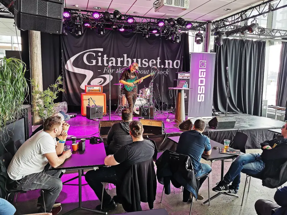 I og med at Storsalen nå brukes av festivalen til konserter, kjører leverandørene demonstrasjoner fra Sanden Scene. Her er Alex Hutchings i Roland i sving. Foto: Stian Sønsteng. I og med at Storsalen nå brukes av festivalen til konserter, kjører leverandørene demonstrasjoner fra Sanden Scene. Her er Alex Hutchings i Roland i sving. Foto: Stian Sønsteng.
