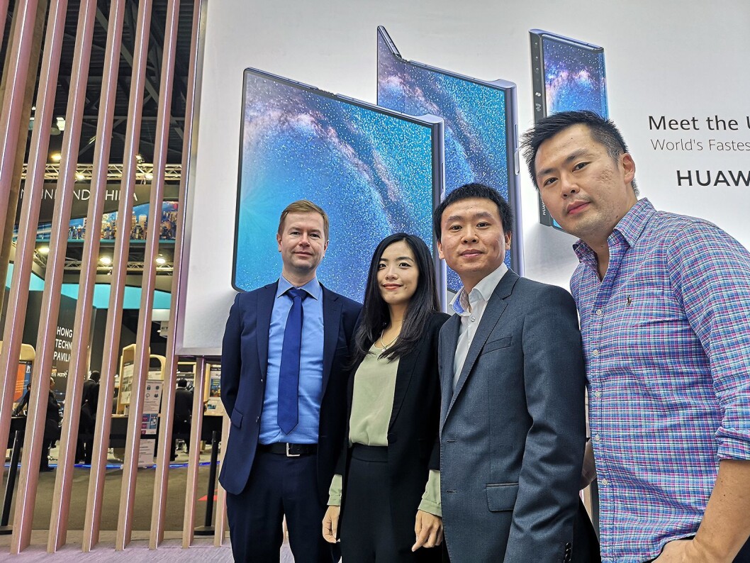 Vi fikk omvisning på Huaweis digre stand av PR- og kommunikasjonsansvarlig i Huawei Erik Ganer, Yi Cheng i PR, Tom Tang, leder for Huaweis forbrukerelektronikk i Norge og Yu Fat Kho, demo-ansvarlig i Huawei. Foto: Marte Ottemo Vi fikk omvisning på Huaweis digre stand av PR- og kommunikasjonsansvarlig i Huawei Erik Ganer, Yi Cheng i PR, Tom Tang, leder for Huaweis forbrukerelektronikk i Norge og Yu Fat Kho, demo-ansvarlig i Huawei. Foto: Marte Ottemo
