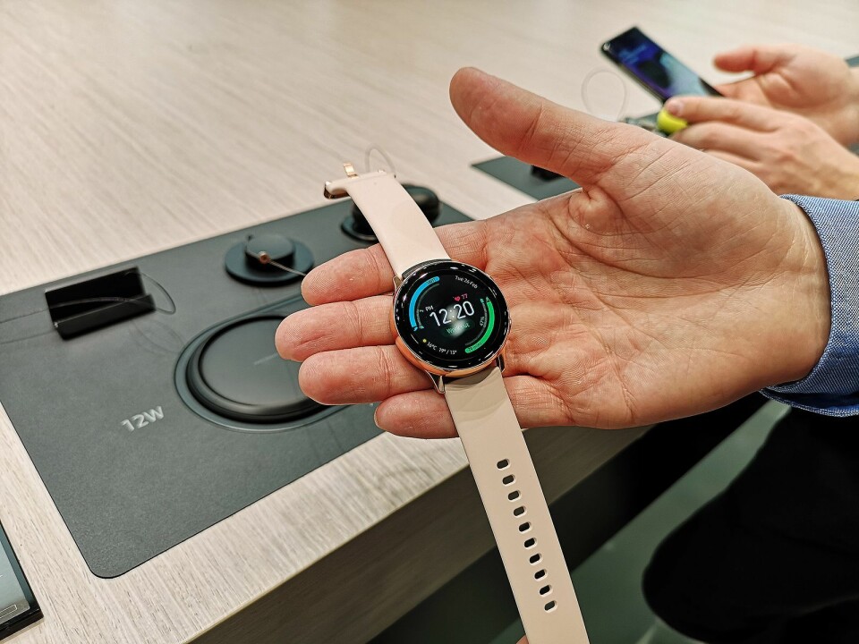 Samsung Watch Active kommer i tre farger, sort, rosa og sølv. Selve klokken er blitt mye tynnere og mindre, med en diameter på 40 mm. Foto: Marte Ottemo.