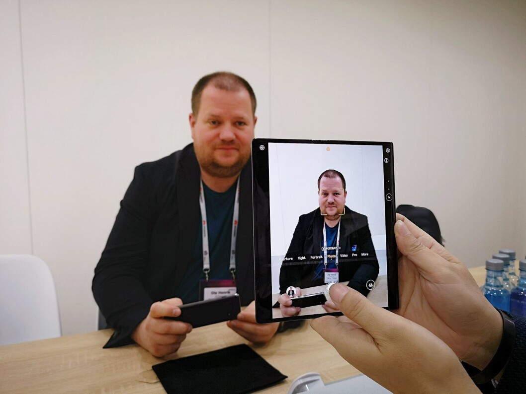 Kameraene fungerer både i oppbrettet og lukket tilstand, her foreviges Tek.no-journalist Ole Henrik Johansen. Foto: Marte Ottemo. Kameraene fungerer både i oppbrettet og lukket tilstand, her foreviges Tek.no-journalist Ole Henrik Johansen. Foto: Marte Ottemo.