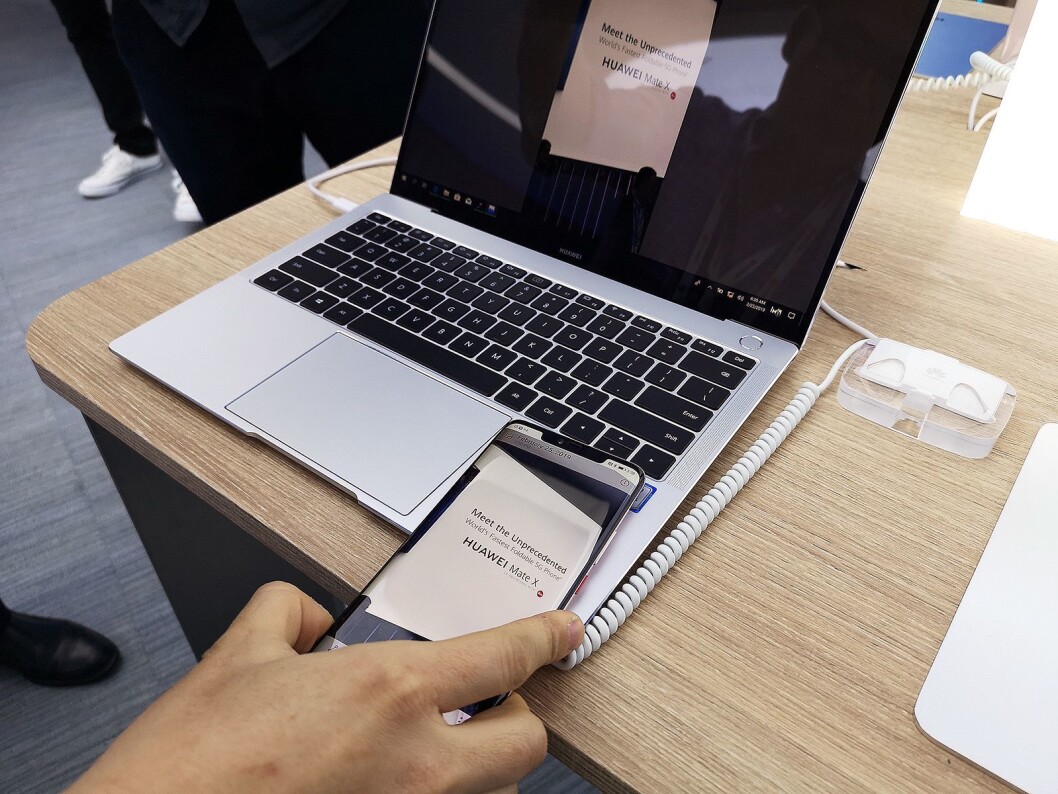Med Huawei Share kan du enkelt overføre bilder fra mobilen til PCen i Matebook 13 og 14. Foto: Marte Ottemo. Med Huawei Share kan du enkelt overføre bilder fra mobilen til PCen i Matebook 13 og 14. Foto: Marte Ottemo.