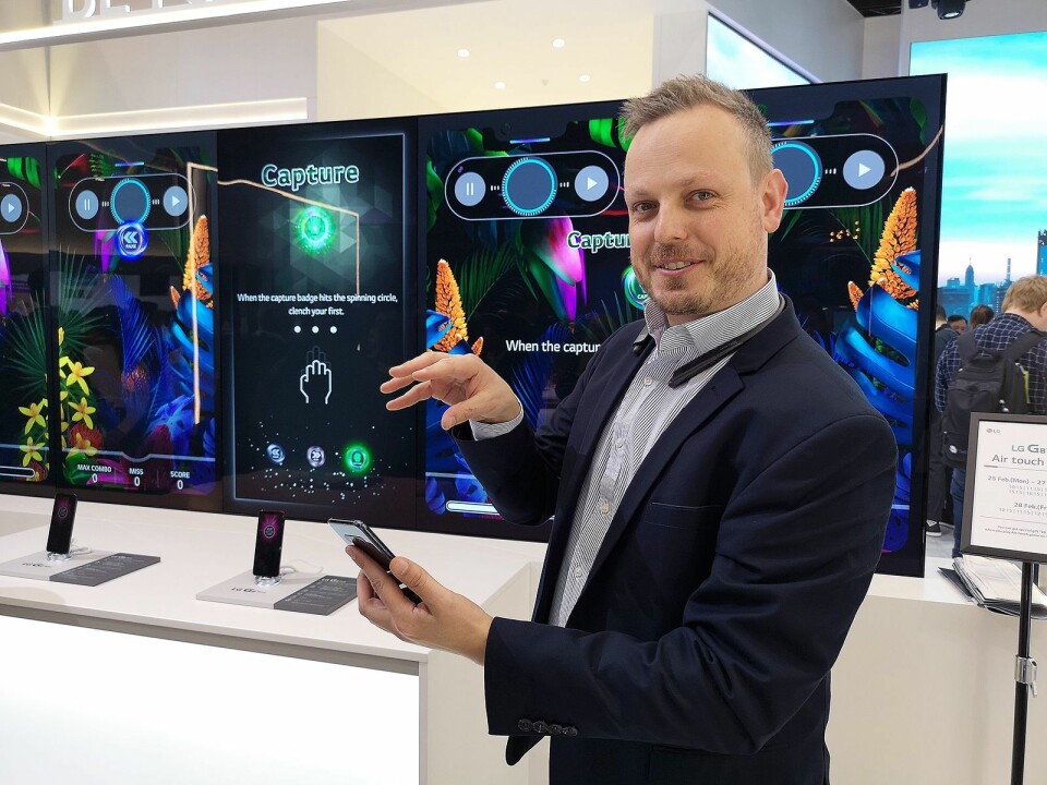 David Montanya, europeisk produktansvarlig i LGs mobildivisjon, demonstrerer hvordan du kan styre G8s med gester. Foto: Marte Ottemo