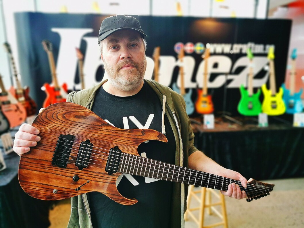 Magnus Olsson i Crafton Musik AB med Ibanez RGIXL7-ABL, til 9.500 kroner. Foto: Stian Sønsteng. Magnus Olsson i Crafton Musik AB med Ibanez RGIXL7-ABL, til 9.500 kroner. Foto: Stian Sønsteng.