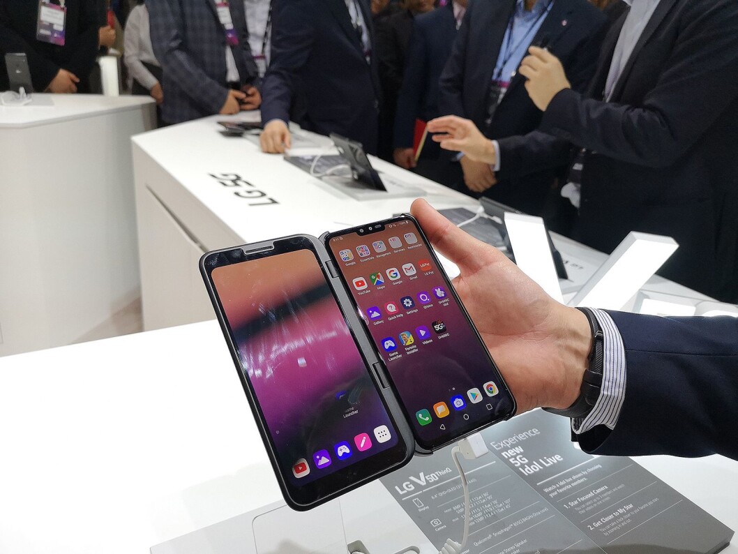 LG V50 ThinQ 5G er ingen foldemobil, men du kan kjøpe et deksel med ekstra skjerm som lar deg doble skjermområdet. Foto: Marte Ottemo. LG V50 ThinQ 5G er ingen foldemobil, men du kan kjøpe et deksel med ekstra skjerm som lar deg doble skjermområdet. Foto: Marte Ottemo.