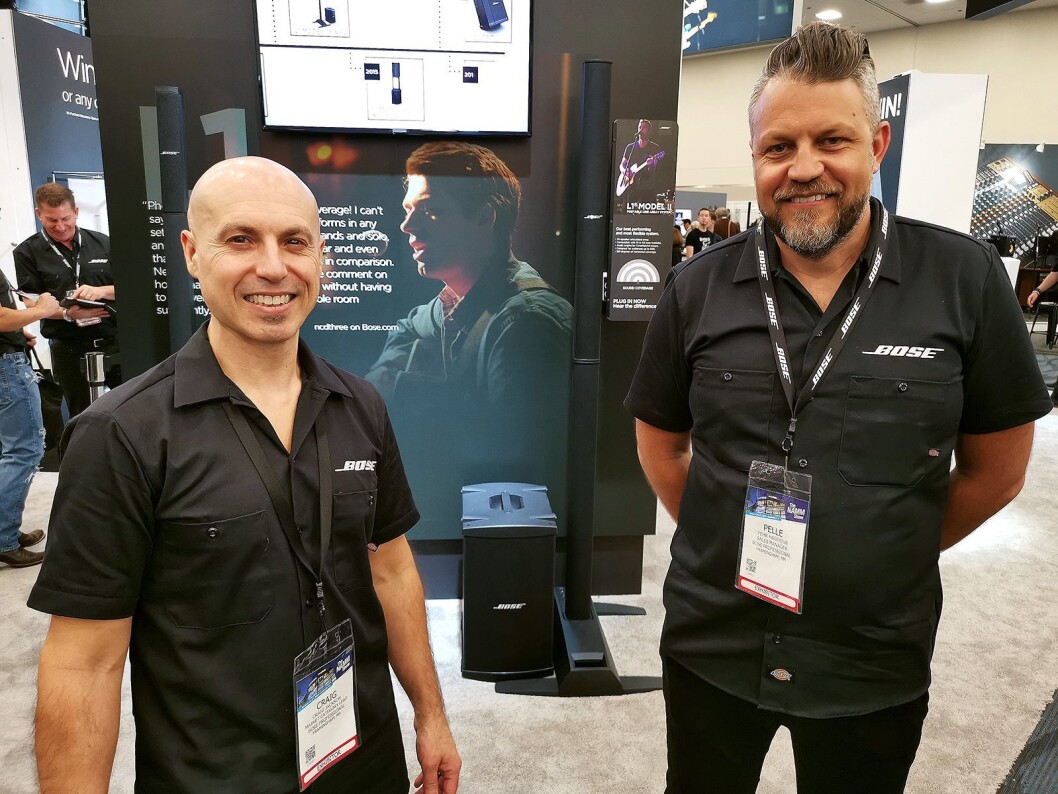 Craig Jackson (t. v.) og Pehr Hagerius i Bose på NAMM. Bak dem står L1 Modell II med bassmodulen B1, som i sett koster 23.000 kroner. Foto. Stian Sønsteng Craig Jackson (t. v.) og Pehr Hagerius i Bose på NAMM. Bak dem står L1 Modell II med bassmodulen B1, som i sett koster 23.000 kroner. Foto. Stian Sønsteng