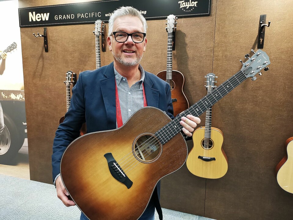 Peter Samuelsson med Taylor Guitars nye Grand Pacific Dreadnouht. Foto: Stian Sønsteng