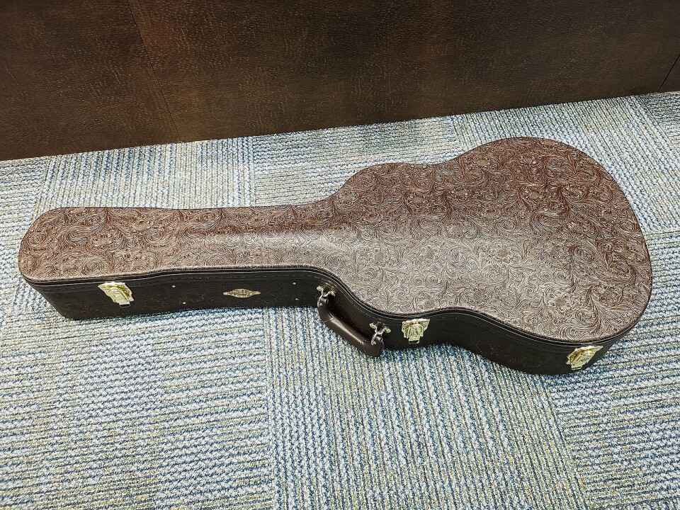 – Gitarkassen til de nye Taylor Grand Pacific-modellene er grunn god nok til å kjøpe gitarene, sier Peter Samuelsson. Foto: Stian Sønsteng.