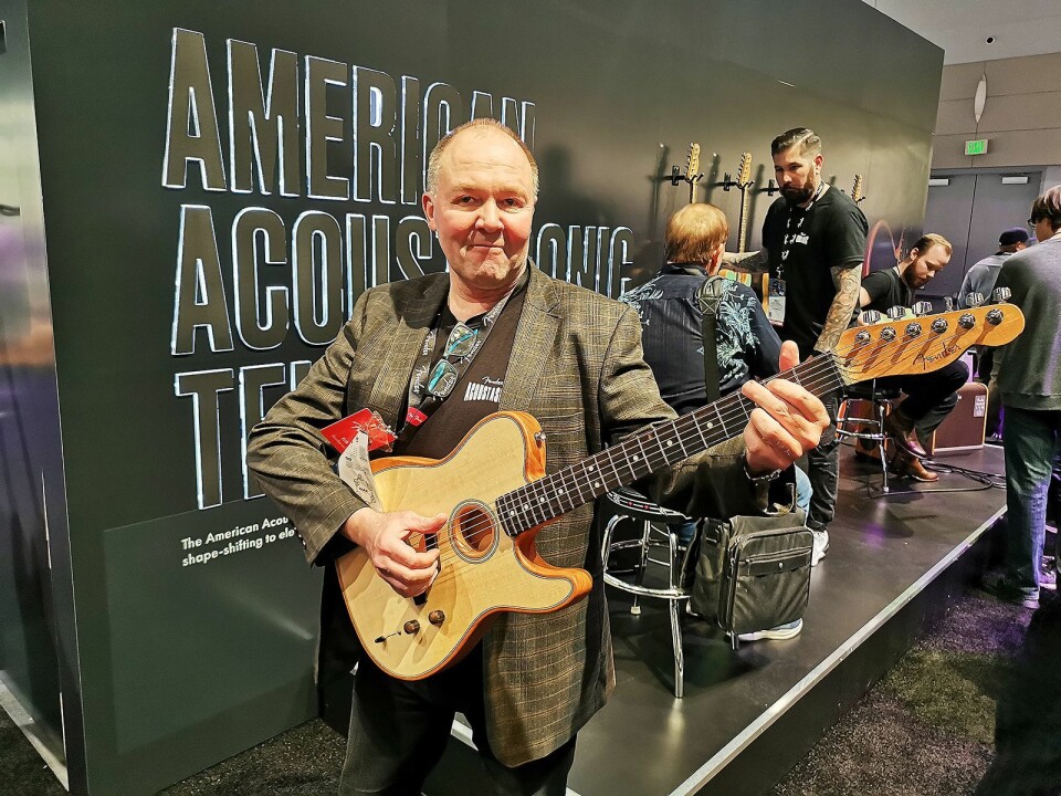 Erik Andersson i Fender EMEA med American Acoustasonic Telecaster. Foto: Stian Sønsteng