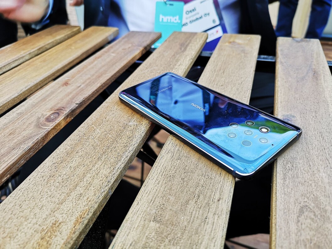 Nokia 9 PureView har syv åpninger på baksiden; fem kamera på 12 megapiksler, en dybdesensor og et fotolys. Foto: Marte Ottemo. Nokia 9 PureView har syv åpninger på baksiden; fem kamera på 12 megapiksler, en dybdesensor og et fotolys. Foto: Marte Ottemo.