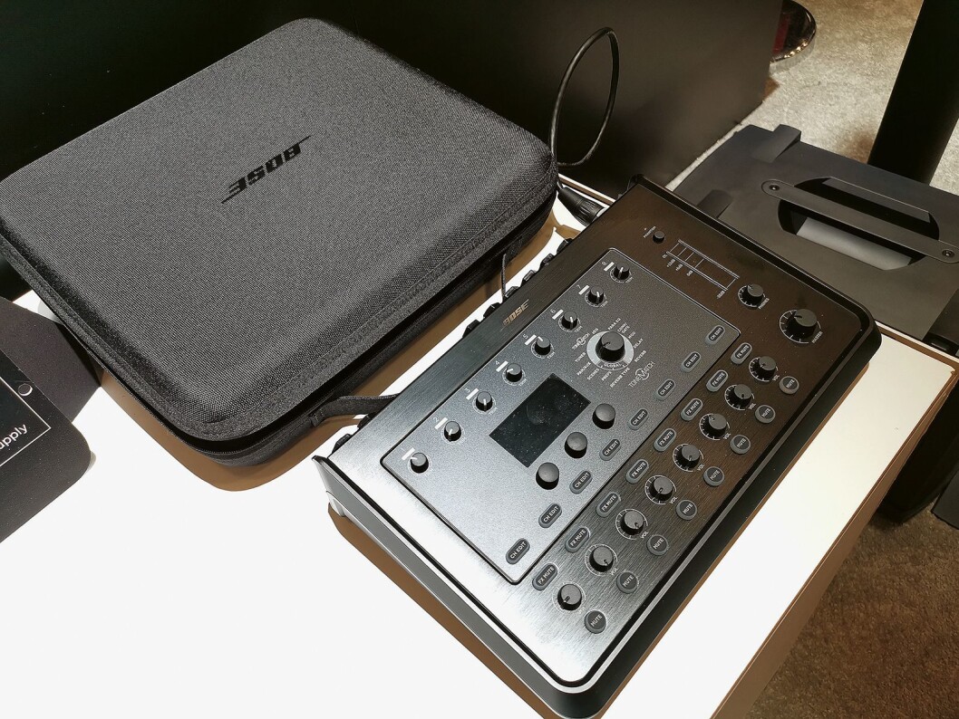 Til mikserne T4S og T8S (bildet) kommer Bose med et nytt futteral, med plass også til kabler og strømforsyning. Foto: Stian Sønsteng. Til mikserne T4S og T8S (bildet) kommer Bose med et nytt futteral, med plass også til kabler og strømforsyning. Foto: Stian Sønsteng.