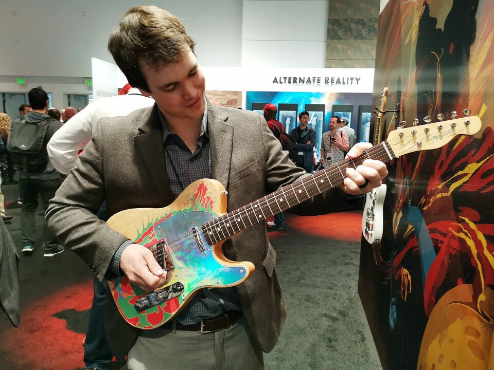 En besøkende på NAMM med den amerikanske versjonen av Jimmy Pages signaturgitar. Foto: Stian Sønsteng.