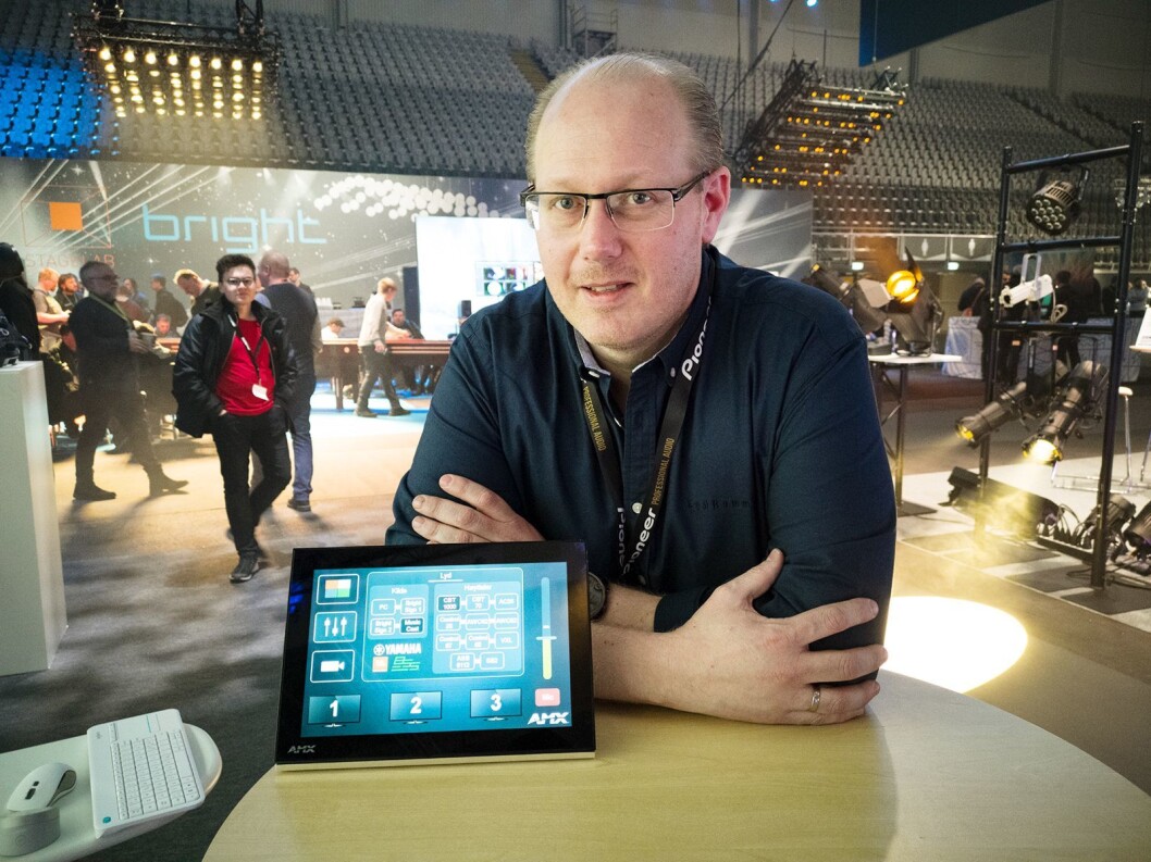 Kjetil Pettersen i LydRommet med AMX’ betjeningspanel, som skal gjøre det enkelt for sluttbrukeren å betjene avanserte AV-installasjoner. Foto: Stian Sønsteng Kjetil Pettersen i LydRommet med AMX’ betjeningspanel, som skal gjøre det enkelt for sluttbrukeren å betjene avanserte AV-installasjoner. Foto: Stian Sønsteng