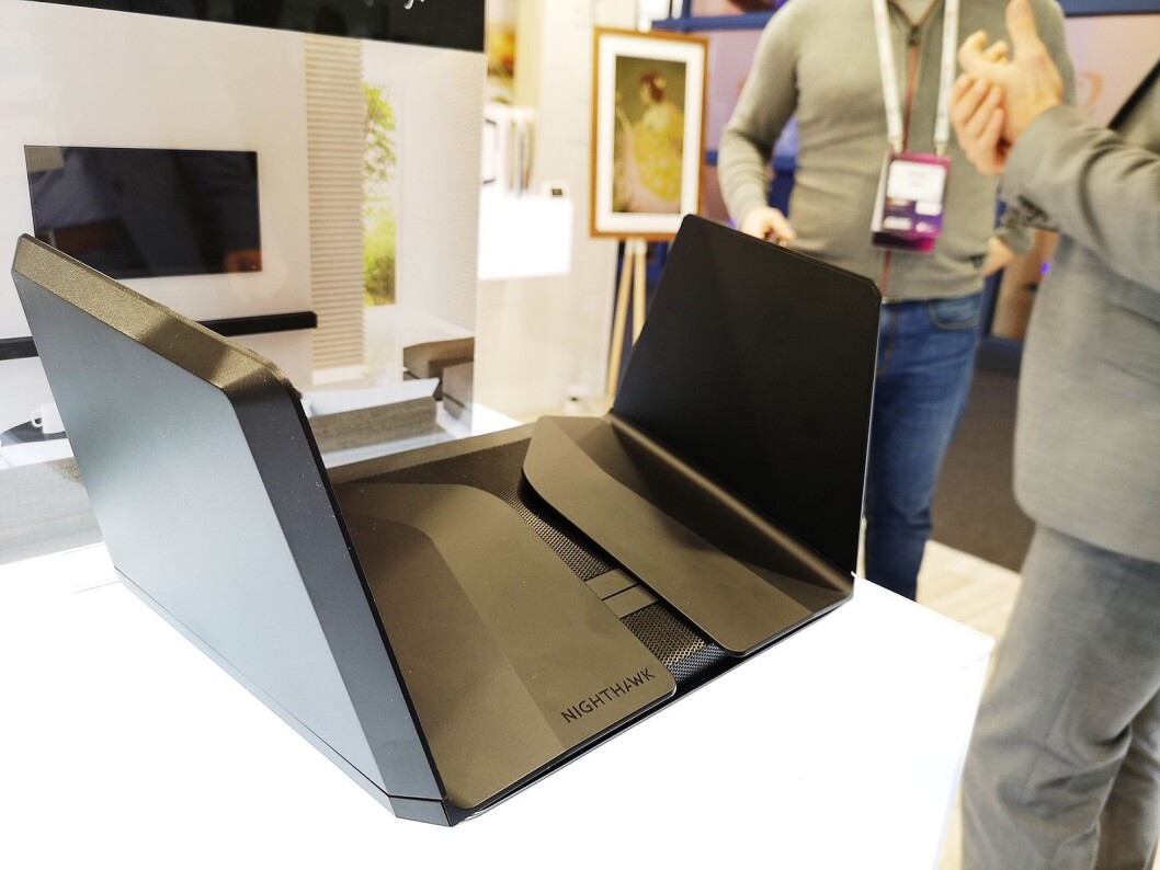 De nyeste gamingruterne fra Nighthawk har ikke lengre antenner som peker i alle retninger, i stedet minner designet mer om et futuristisk kampfly. Foto: Marte Ottemo. De nyeste gamingruterne fra Nighthawk har ikke lengre antenner som peker i alle retninger, i stedet minner designet mer om et futuristisk kampfly. Foto: Marte Ottemo.