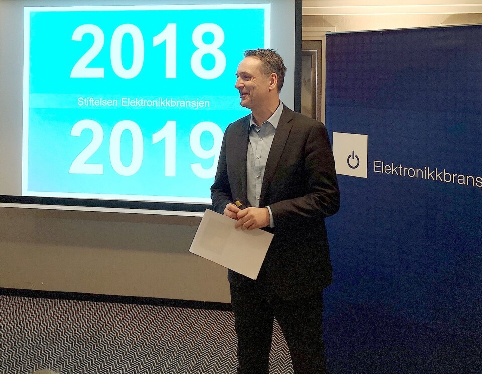 Administrerende direktør i Stiftelsen Elektronikkbransjen, Jan Røsholm, kunne ønske norsk presse velkommen til tallframleggelse på Radisson Plaza. Foto: Marte Ottemo