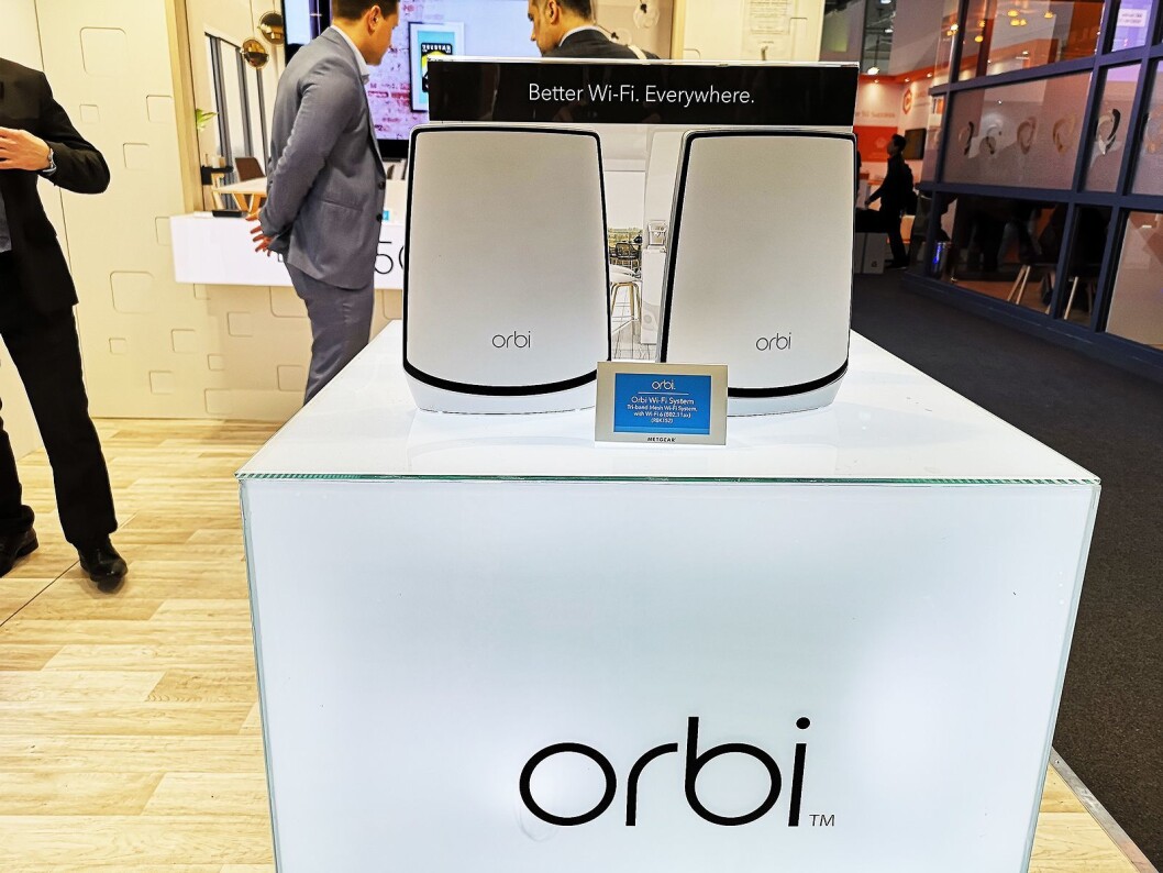 Netgears nye Wi-Fi 6-støttede Orbi-rutere kommer i salg til høsten, og har fått et oppgradert design. Foto: Marte Ottemo. Netgears nye Wi-Fi 6-støttede Orbi-rutere kommer i salg til høsten, og har fått et oppgradert design. Foto: Marte Ottemo.