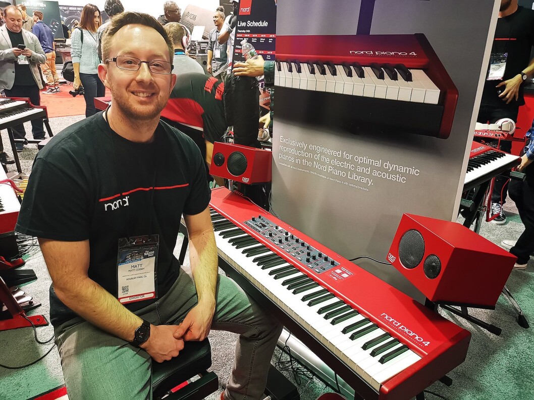 Matt Cossey med Nord Piano Monitor fra Audio Pro, festet med en spesialbrakett til Nord Piano 4. Foto: Stian Sønsteng Matt Cossey med Nord Piano Monitor fra Audio Pro, festet med en spesialbrakett til Nord Piano 4. Foto: Stian Sønsteng
