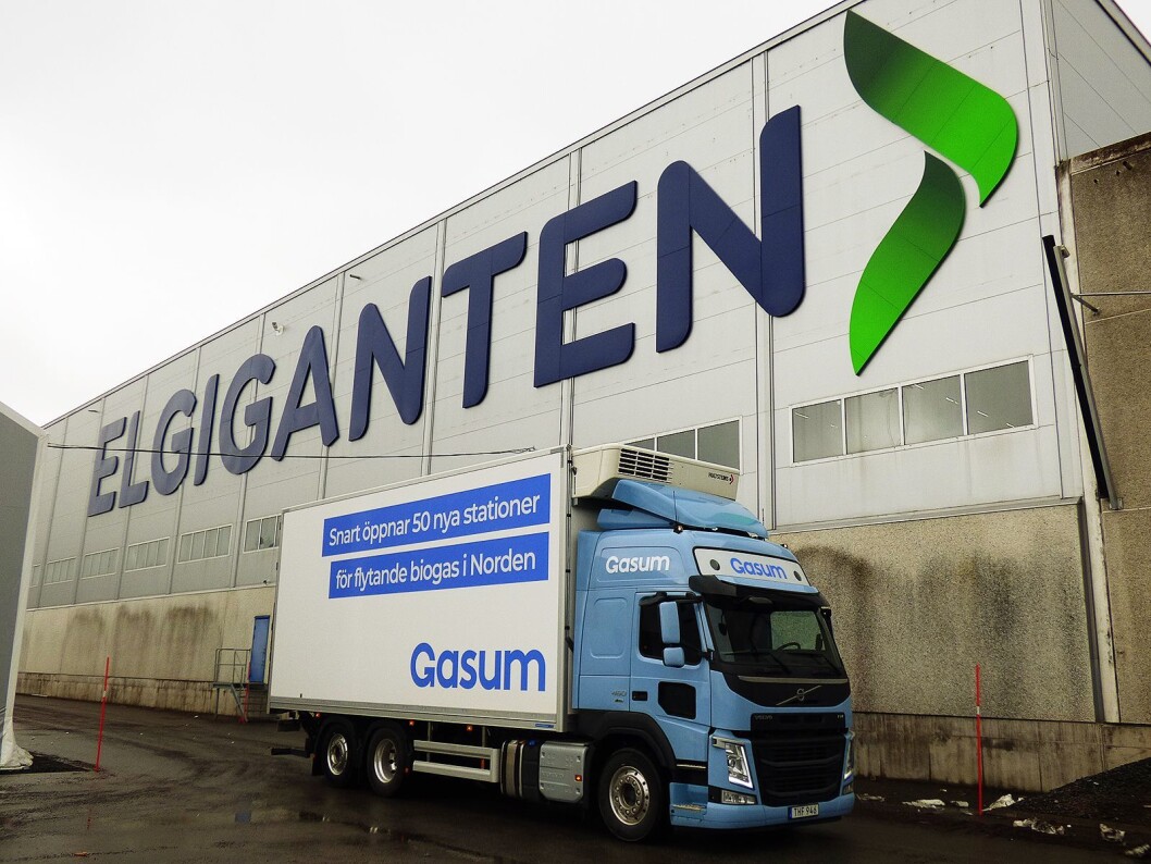Volvo gassdrevet lastebil foran Elkjøps nordiske distribusjonssenter i Jönköping. Foto: Elkjøp Volvo gassdrevet lastebil foran Elkjøps nordiske distribusjonssenter i Jönköping. Foto: Elkjøp