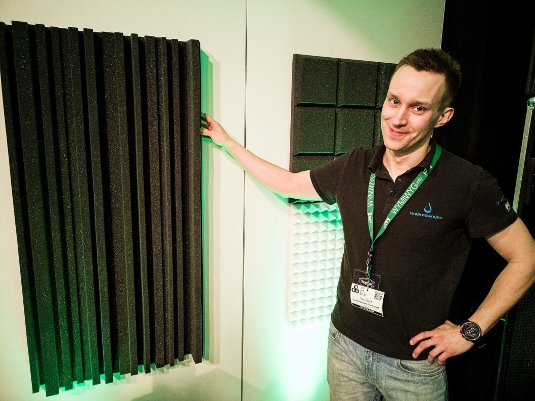 Torje Graff i Lydproduksjon Tromsø med noen av akustikkmattene fra Auralex Acoustics. Foto: Stian Sønsteng Torje Graff i Lydproduksjon Tromsø med noen av akustikkmattene fra Auralex Acoustics. Foto: Stian Sønsteng