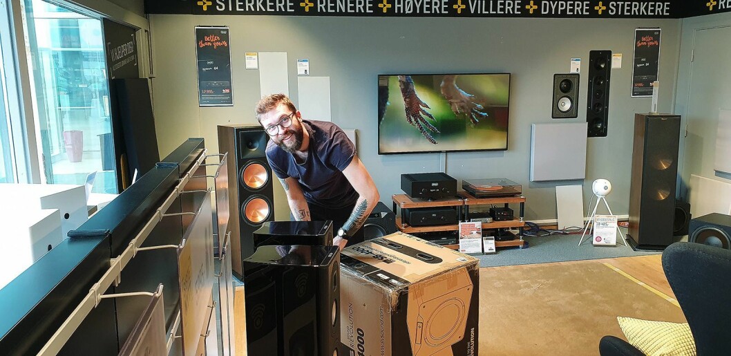 Bjørn-André Bekkevold ved Soundgarden Haugesund gjør butikken i Longhammarvegen 7 fin for nye kunder. Foto: Jakob Hansen/Soundgarden.