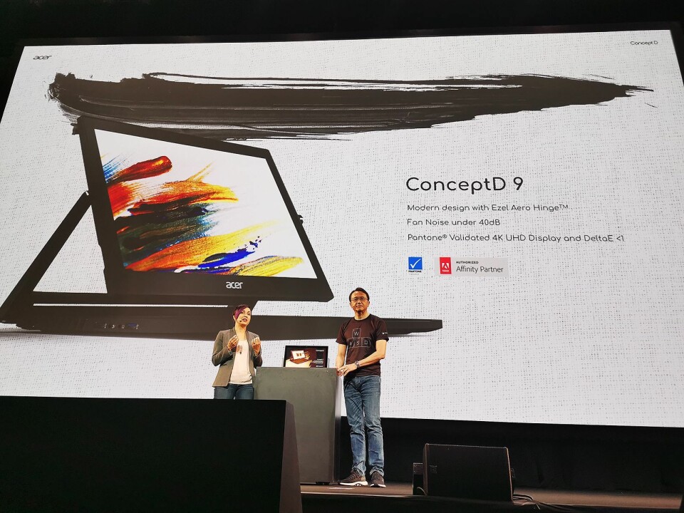 Angelica Davila og Jason Chen viser Acer ConceptD 9, med niende generasjon Intel Core i9-prosessor. Foto: Stian Sønsteng