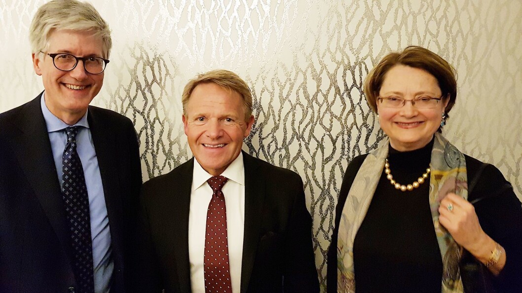 Norsirk direktør Stig Erik (i midten) diskuterte miljøpolitikk med EU ambassadør Rolf Einar Fife og ESA-president Bente Angell-Hansen. Foto: Jan Røsholm Norsirk direktør Stig Erik (i midten) diskuterte miljøpolitikk med EU ambassadør Rolf Einar Fife og ESA-president Bente Angell-Hansen. Foto: Jan Røsholm