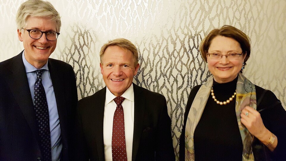Norsirk direktør Stig Erik (i midten) diskuterte miljøpolitikk med EU ambassadør Rolf Einar Fife og ESA-president Bente Angell-Hansen. Foto: Jan Røsholm