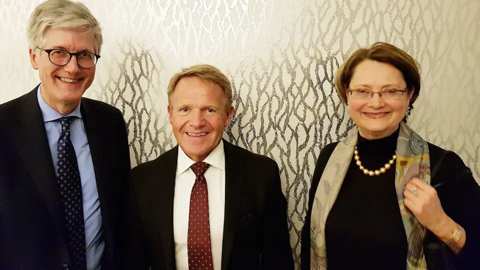 Norsirk direktør Stig Erik (i midten) diskuterte miljøpolitikk med EU ambassadør Rolf Einar Fife og ESA-president Bente Angell-Hansen. Foto: Jan Røsholm Norsirk direktør Stig Erik (i midten) diskuterte miljøpolitikk med EU ambassadør Rolf Einar Fife og ESA-president Bente Angell-Hansen. Foto: Jan Røsholm