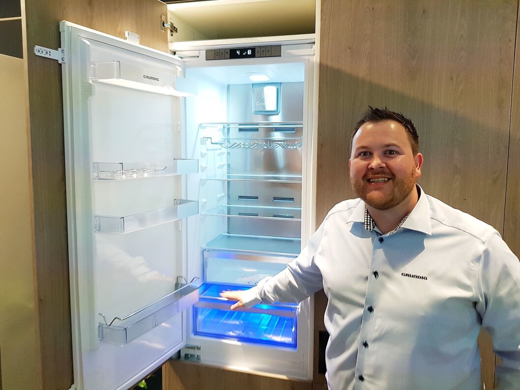 Det integrerte kombiskapet fra Grundig har en høyde på 193 cm og bakvegg av metall. Ole Meidell viser hvor høyt skapet er. Foto: Jan Røsholm. Det integrerte kombiskapet fra Grundig har en høyde på 193 cm og bakvegg av metall. Ole Meidell viser hvor høyt skapet er. Foto: Jan Røsholm.