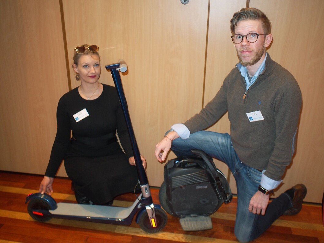 Thale Anker Feiring og Håvard Hamran viser frem en elektrisk sparkesykkel og en enhjuling fra Kjempetøff.no. Foto: Jan Røsholm. Thale Anker Feiring og Håvard Hamran viser frem en elektrisk sparkesykkel og en enhjuling fra Kjempetøff.no. Foto: Jan Røsholm.