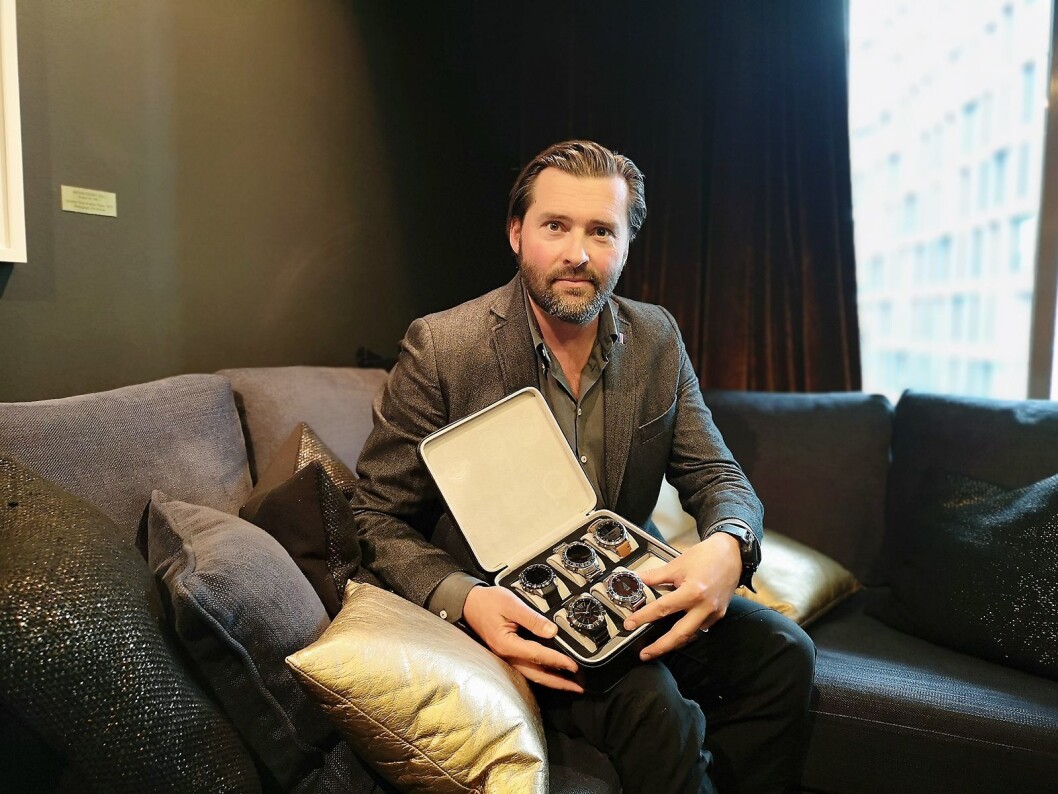 Marcus Bjarneroth, nordisk PR-ansvarlig for Garmin, viser fram de nye klokkene i Marq-serien. Øverst fra høyre: Captain, Aviator, Expedition, Driver og Athlete. Foto: Marte Ottemo. Marcus Bjarneroth, nordisk PR-ansvarlig for Garmin, viser fram de nye klokkene i Marq-serien. Øverst fra høyre: Captain, Aviator, Expedition, Driver og Athlete. Foto: Marte Ottemo.